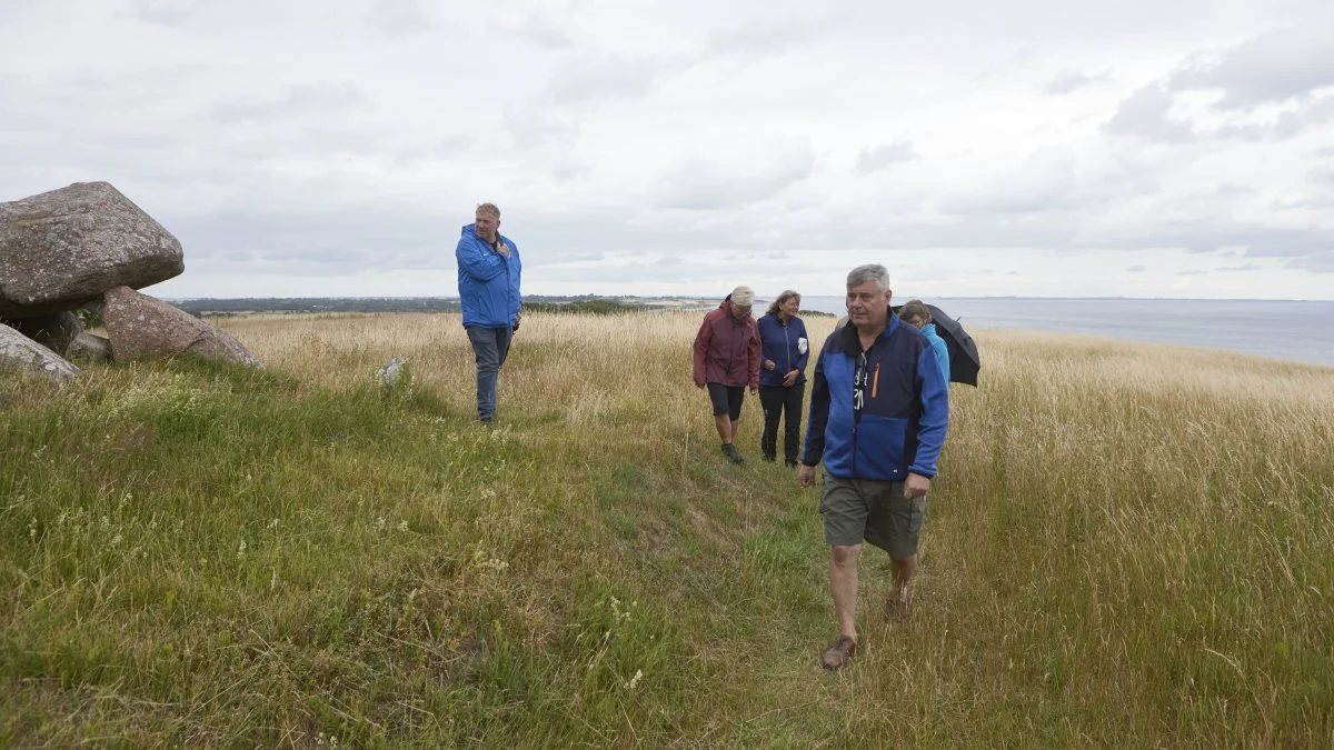 Bent Juul Sørensen beretter gerne om Ærøs spændende historie ved aftenture og for turistgrupper. Her går »Sporet ved Gravendal« forbi en gravhøj 44 meter over Østersøen, hvor der i godt vejr er udsigt til Kiel. Foto: Erik Hansen