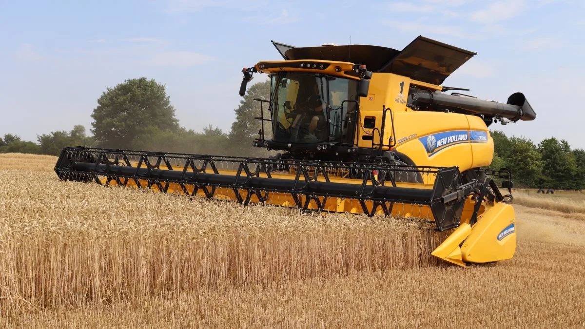 Den spritnye New Holland CR10.90 kører med seks til syv kilometer i timen igennem vinterhveden.