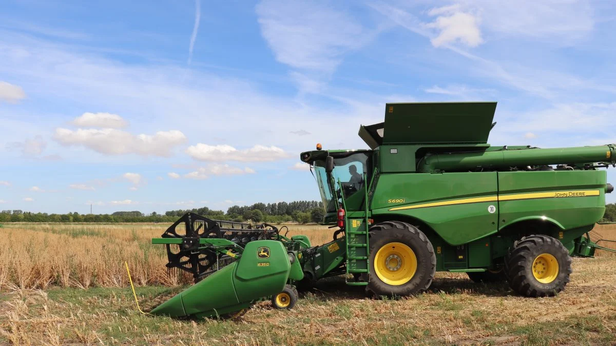 Henning Nielsen har netop overtaget denne John Deere S690i med 35 fods skærebord.