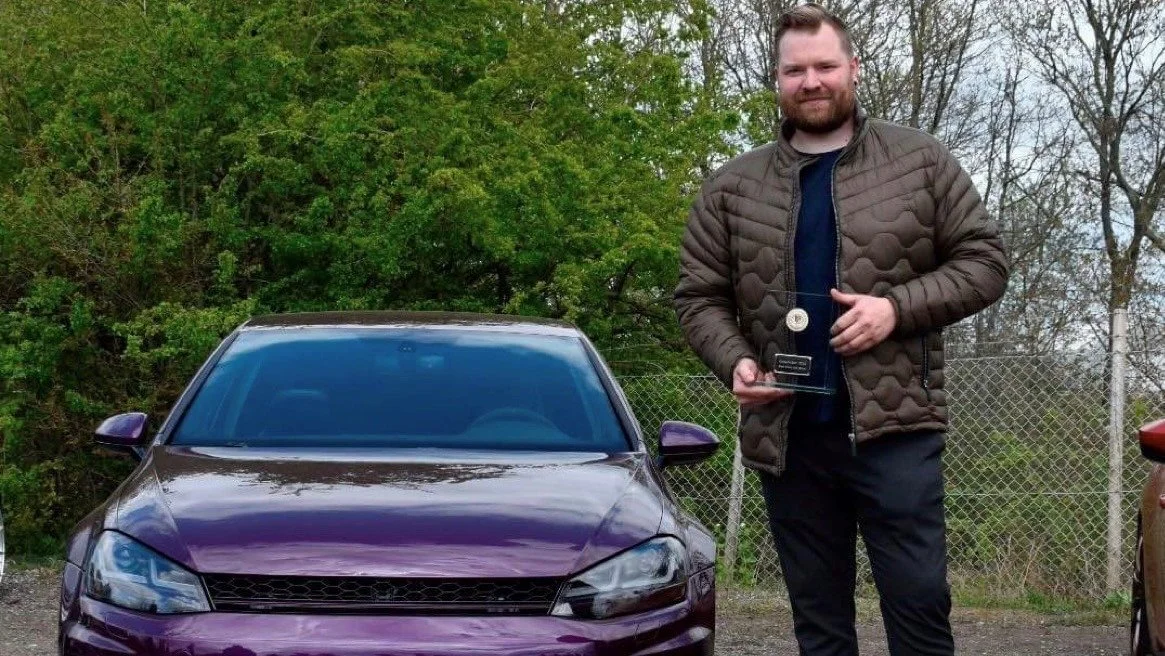 Mathias Bach er tidligere motocross-kører og går i dag meget op i at gejle biler – heriblandt hans egen lilla VW Golf 7.