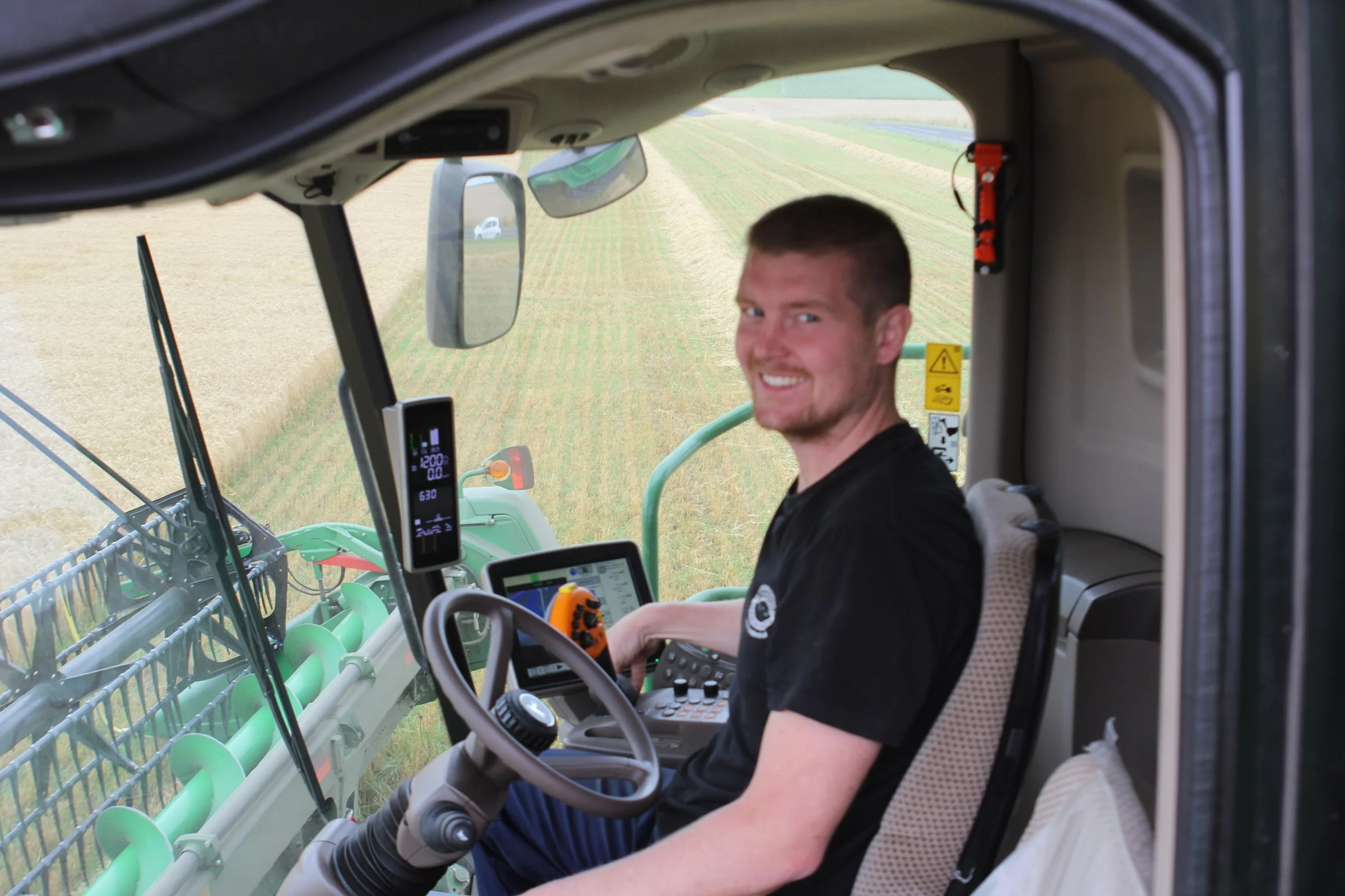 Simon Klokker kører mejetærsker på Vindbylund på femte sæson, som et afbræk fra sit faste arbejde. Foto: Kasper Stougård 