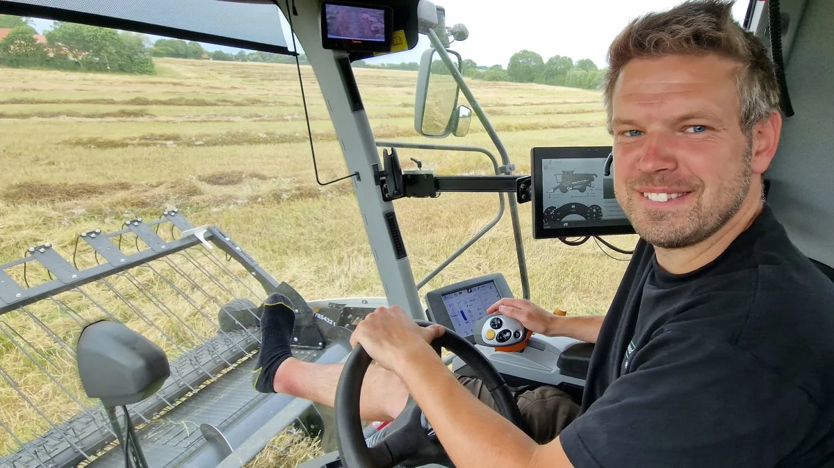 Nikolaj Dalsgaard blev for et par dage siden stukket af en hveps på sit højre ben. Efterfølgende er der gået betændelse i såret. 
- Lægen siger jeg har tårnhøje infektionstal, og jeg skal holde mig i ro. Det gør jeg så her i mejetærskeren, siger han. Fotos: Jørgen P. Jensen