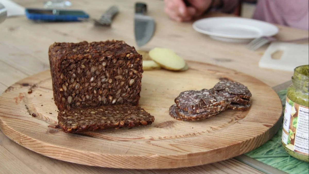 Egen avl af kartofler og hjemmelavet spegepølse er en naturlig del af frokosten hos Moselund Økologi. Spegepølsen er blot én af flere slags, der kan købes i gårdbutikken på Langholmsvej ved Lakkendrup på Sydfyn samt i gårdbutikkens salgsvogn, der står opstillet onsdag og fredag formiddag ved Brødkompagniet, Brogade i Svendborg. Foto: Anne Wolfenberg