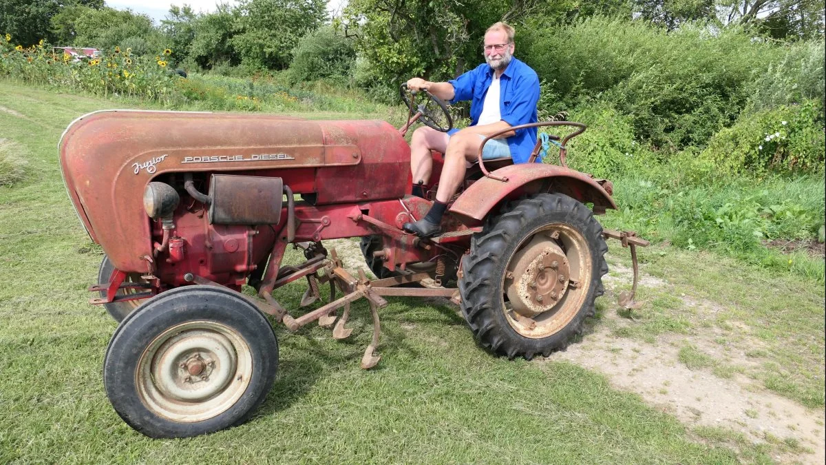 Endrik Maat med sin radrenser-traktor, en veteran Porsche med underhængt radrenser. For Gartneriet Rødmose er den et uundværligt redskab, der altid står klar til at radrense i frilandsgrøntsagerne. Fotos: Bøje Østerlund