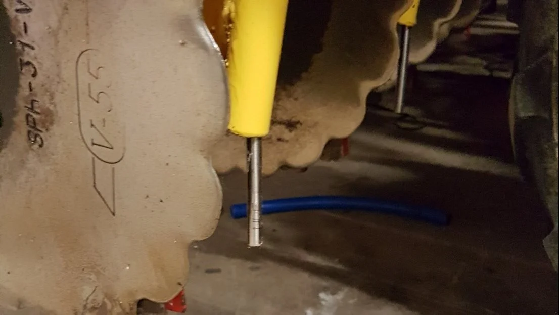 Eksempel på placering af flydende gødning direkte i sårillen hos norsk landmand. Foto: Flex Fertilizer System
