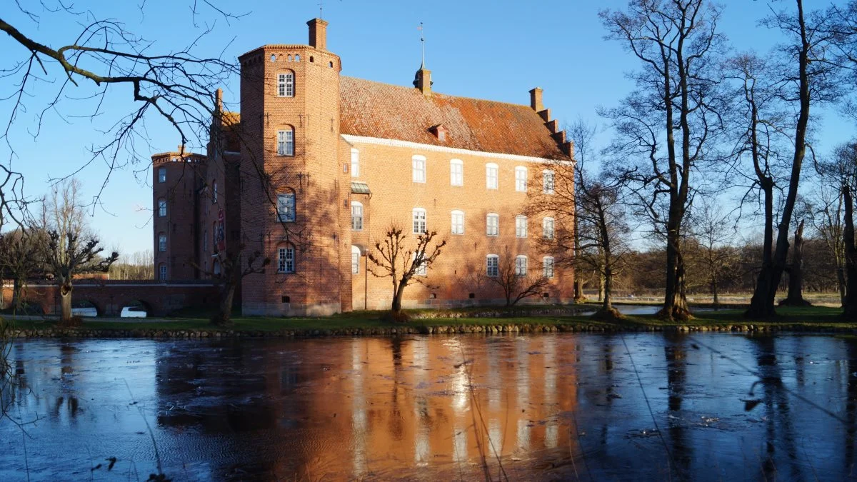 Slotte og herregårde over hele landet inviterer indenfor i huse og haver søndag den 21. august. Blandt andet her på Gl. Estrup ved Auning. 