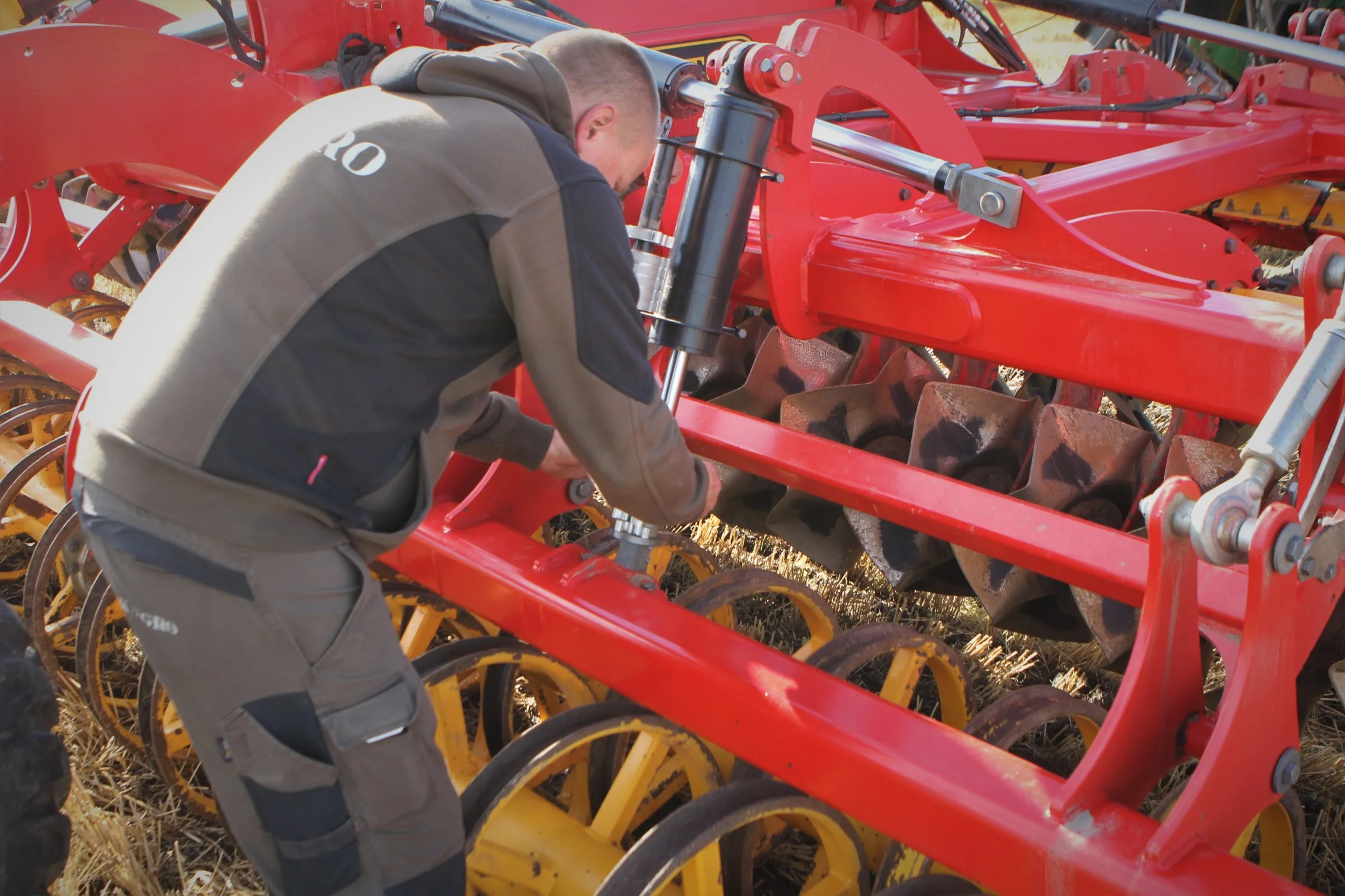 - Én af fordelene ved Väderstad-harven er den simple indstilling, så jeg kan lynhurtigt oplære en ny mand i at køre med den, siger Kenneth Jensen, mens han justerer harvedybden med clipssystemet. Foto: Kasper Stougård 