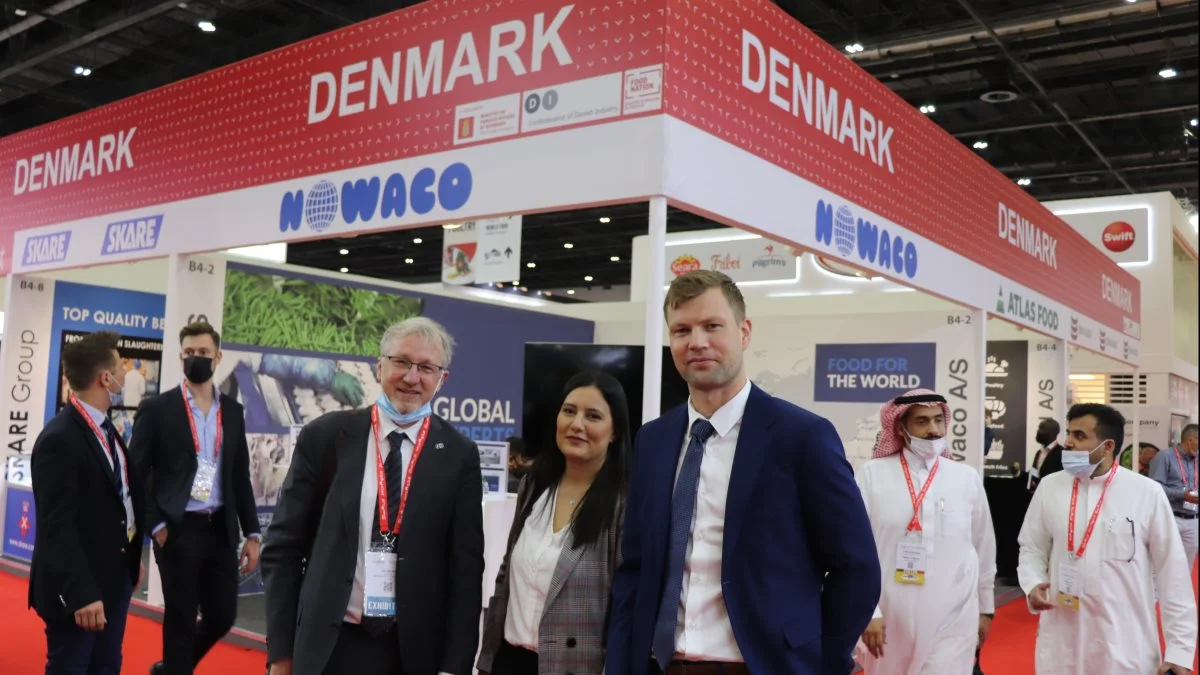 Nordjyske Esben Filt Jensen er netop startet i en nyoprettet statskonsulentsstilling med base i Dubai. Her skal han sætte fart i afsætningen af danske landbrugsprodukter - bl.a. som her på messen Gulfood sammen med Leif Nielsen (tv), branchedirektør Fødevarer i Dansk Industri. I midten Esbens Filt Jensens kollega, Imane Bounaga. Fotos: Jørgen P. jensen