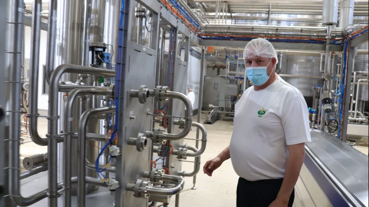 Arla - og dermed dansk mælk - er én af de største arbejdsopgaver for Esben Filt Jensen af støtte i afsætningen. Her er det driftschef Vagn Jensen på Arlas mejeri i Riyadh i Saudi-Arabien.