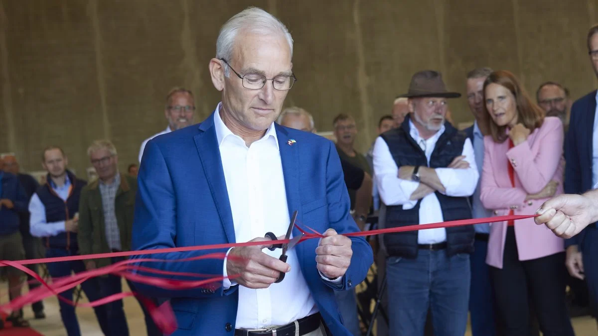 Per Larsen, Det Konservative Folkeparti, klippede den røde snor, da DLG i fredags fremviste sine nye faciliteter i Vrå. Fotos: Tenna Bang