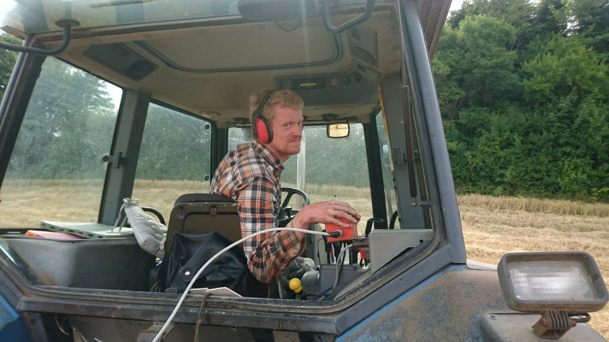 Andreas Christensen er traktorpilot i Moselund Agerbrugs Ford 8240, der trækker ejendommens bugserede mejetærsker, en 8½ fods Deutz-Fahr M66TS fra 1986. Privatfoto