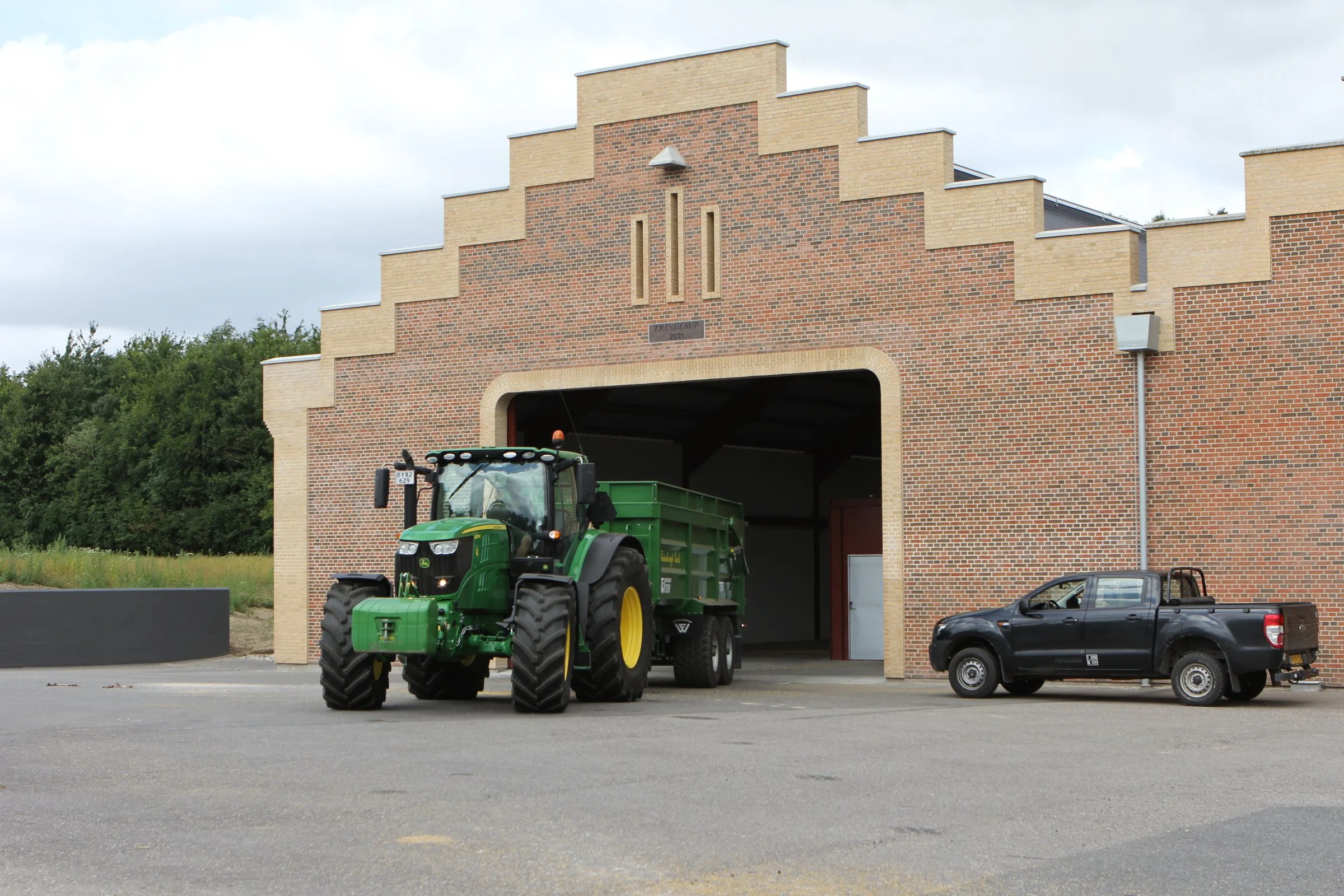 Vårbyggen tørres og oplagres på Trinderups nyopførte planlager, som ligger lige ved siden af et tilsvarende, som er fra 2016. Foto: Kasper Stougård 