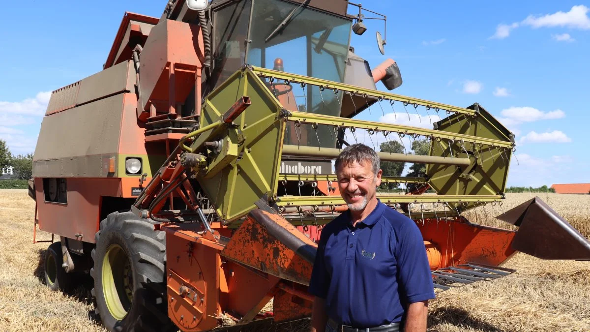 Planteavlsrådgiver Lars Abrechtsen, Albrecht-Agro, er tirsdag i fuld gang med at høste sine mange matrix-forsøg med vinterhvede. 
- Min mangeårige Dronningborg kører stadig perfekt til høst af forsøgsparceller, siger han.