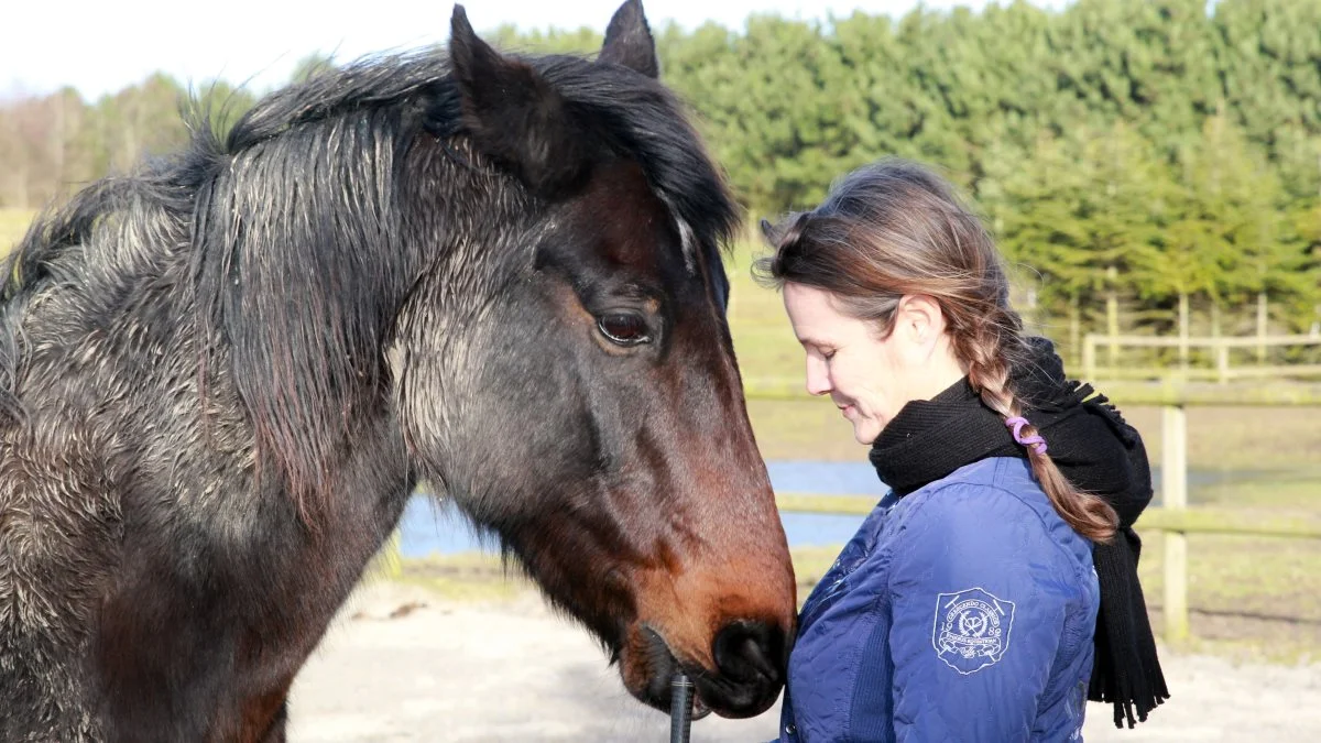 Marianne Florman holder demo under overskriften »Gro med din hest«. Arkivfoto