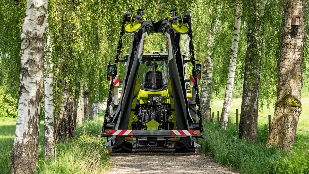 I 2021 introducerede Claas det unikke vektorfoldesystem med Disco 4400 Contour slåmaskinerne. Denne funktion bruges nu også i den nye Disco 1010, og med den største arbejdsbredde på næsten 10 meter muliggør dette sikker drift og transport selv med lette traktorer i 150 hk-segmentet.