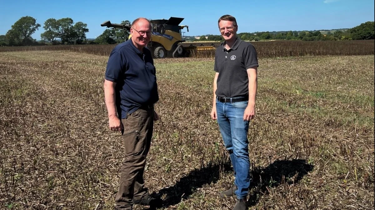 Palsgaards godsinspektør John Larsen (til venstre) og produktchef Kenneth Weber Søbye fra Hornsyld Købmandsgaard smiler, selv om forventningen til udbyttet ikke helt blev indfriet. Foto: Kasper Stougård 