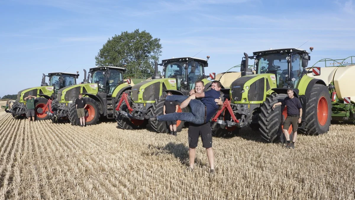 Som det fremgår, er både sælger Søren Bollesen (tv) fra Ringe Maskinforretning og indehaver Christopher Jensen, Halm 80 ApS, tilfredse med lejeaftalen af de ialt seks nye Claas-traktorer. Fotos: Erik Hansen 