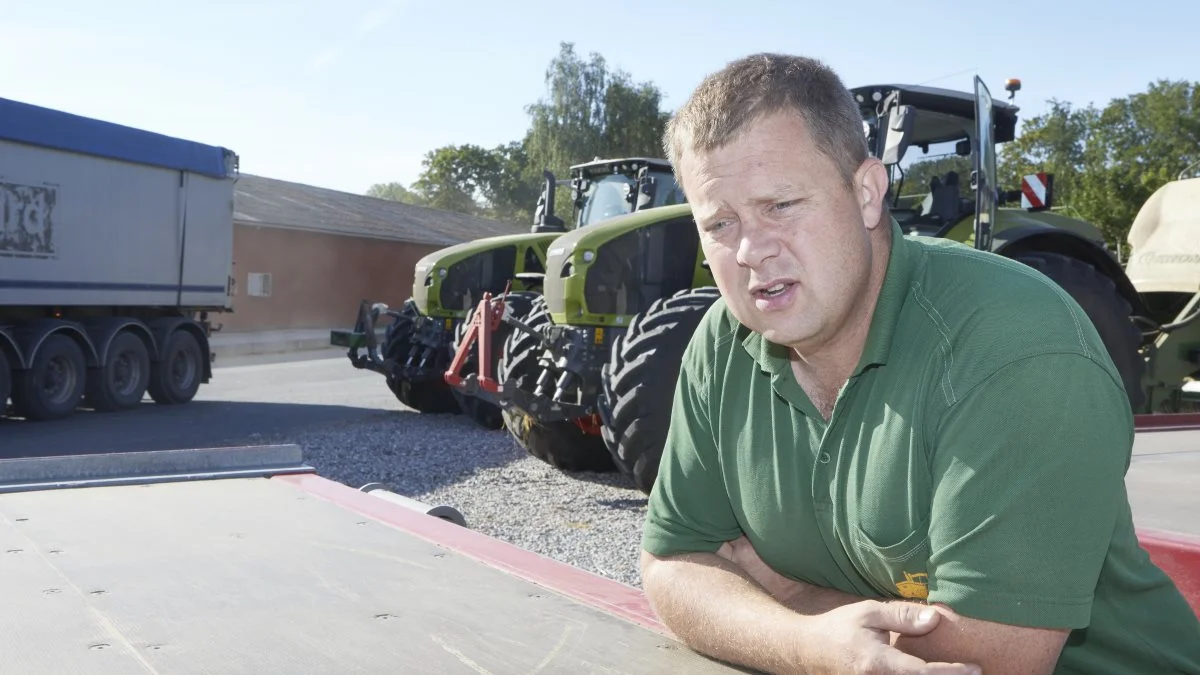 - Halmen, vi leverer til Fynsværket, belønnes nu med 10 øre ekstra for energiindholdet, fortæller halmleverandør Christopher Jensen. Ialt skal Halm 80 ApS levere 30.000 tons halm i den nye sæson til kraftvarmeværket i Odense og yderligere 30.000 tons til andre værker.