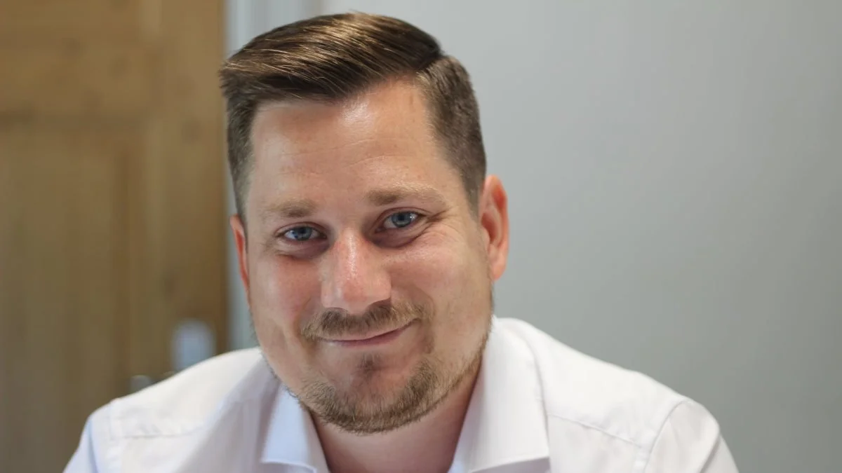 Der er god grund til at Troels Jensen, administrerende direktør hos Stenderup Maskinforretning, har det store smil på. Firmaets forhandling af Bobcat-maskiner har sat gang i et væksteventyr i forretningen. Fotos: Henning K. Andersen