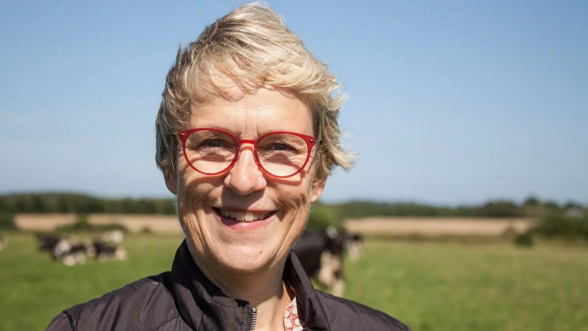 - Man tager penge fra de små og giver til de større. Så derfor kommer man nok ikke uden om, at man ret snart skal til at betale noget omfordelingsstøtte til de små for at det overhovedet kan betale sig at drive de mindre brug videre med de omkostninger og benspænd, som der er på andre områder, siger Lone Andersen.
(fotos: Flemming Erhard).