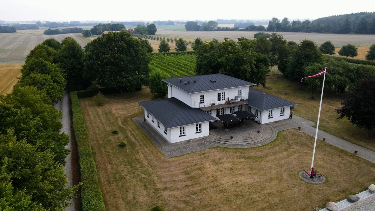 Gården bestod ved overtagelsen af 42 hektar, og Claus og Ingrid har siden revet alle de gamle og nedslidte bygninger ned, bygget nyt og moderne stuehus, anlagt nye haller, anlagt en tennisbane, plantet »ufatteligt« mange træer, anlagt en sø for at tiltrække dyreliv og bevare biodiversiteten og desuden omdannet én hektar til vingård.