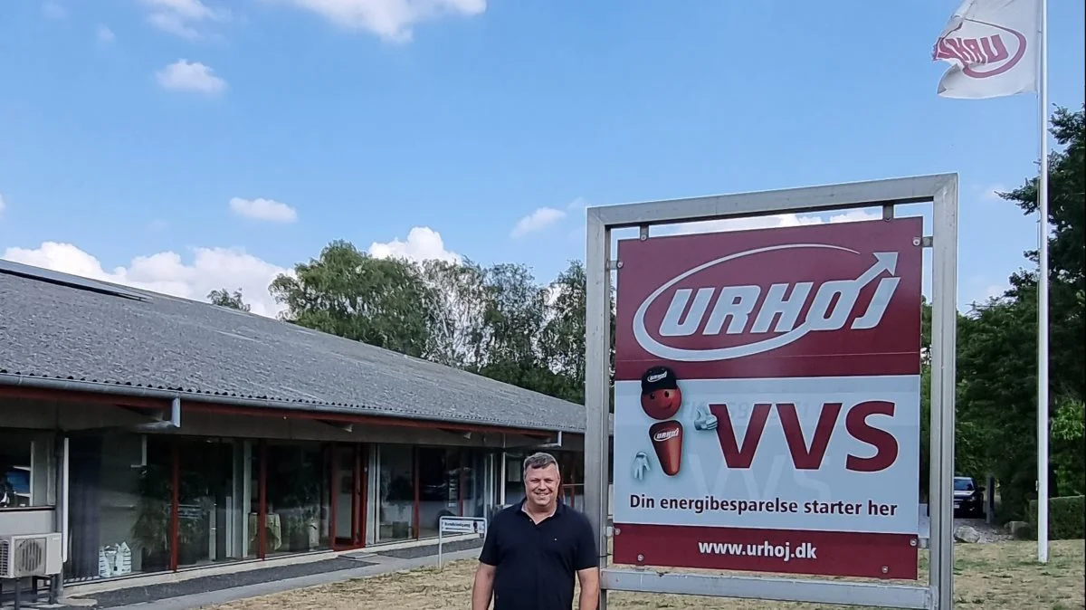 Urhøj er ved at lægge de sidste penselstrøg på forretningen, så den står knivskarpt til åbent hus-arrangementet. Foto: Anders Lei