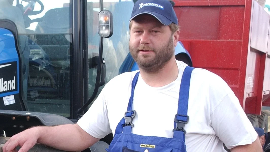 Steen Svendsen fik ikke træskoene med ud af kabinen, og måtte løbe i bare tæer over stubmarken. Arkivfoto
