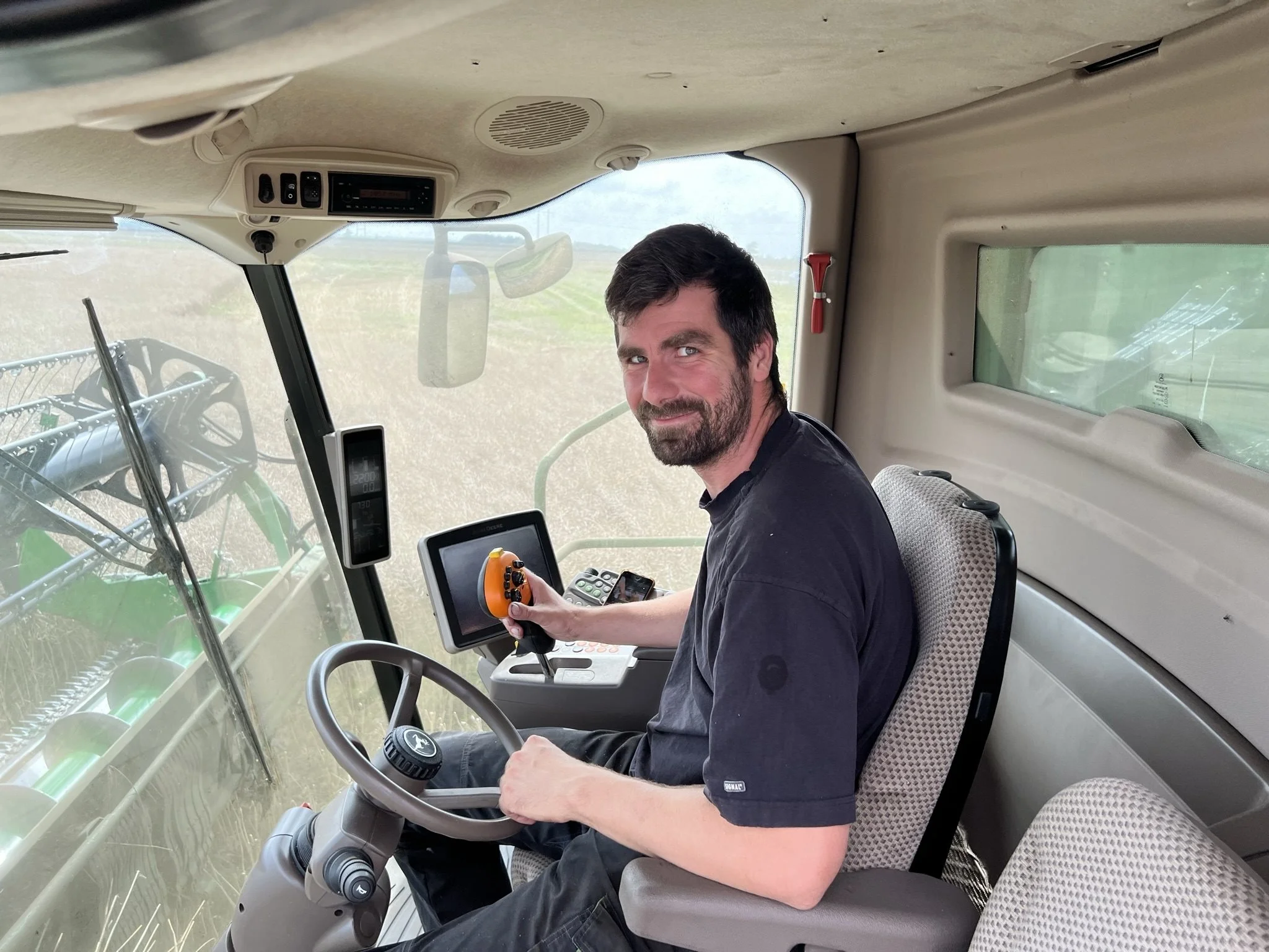 Christian Frigaard har drevet landbrug i Nørbæk siden 2020. Han forventer at afslutte årets høst i morgen. Foto: Kasper Stougård 