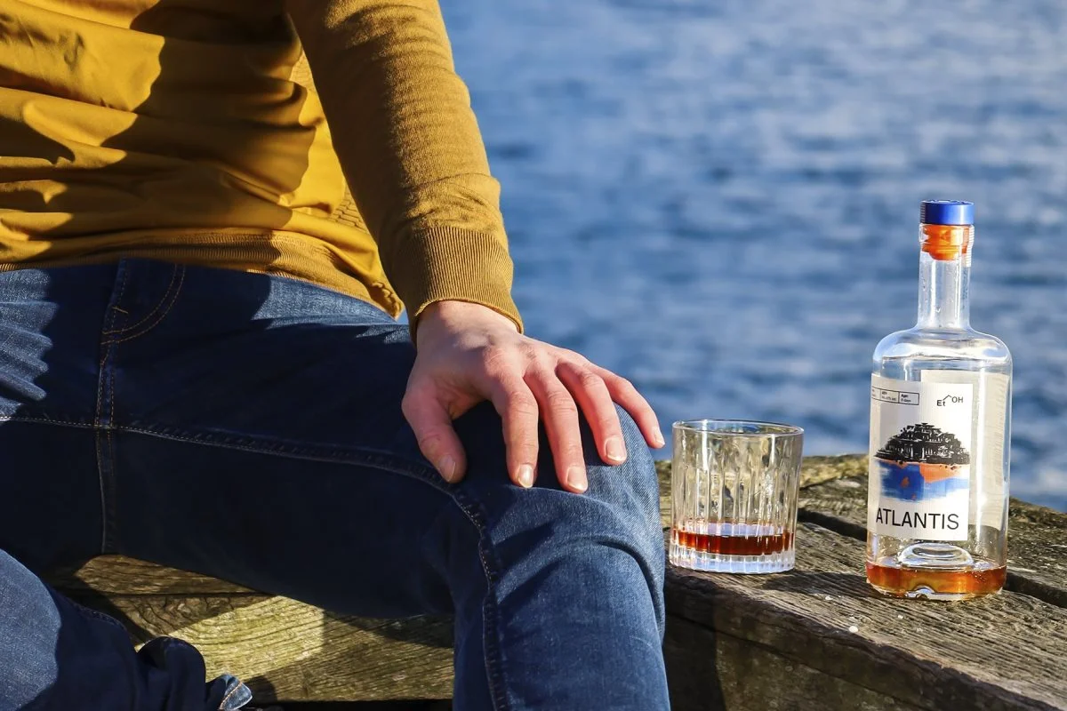 Fordi virksomheden har reduceret fadlagringen fra år til dage, må man ikke kalde produktet for whisky. I EU skal whisky nemlig være lagret i mindst tre år, før man må benytte betegnelsen. 