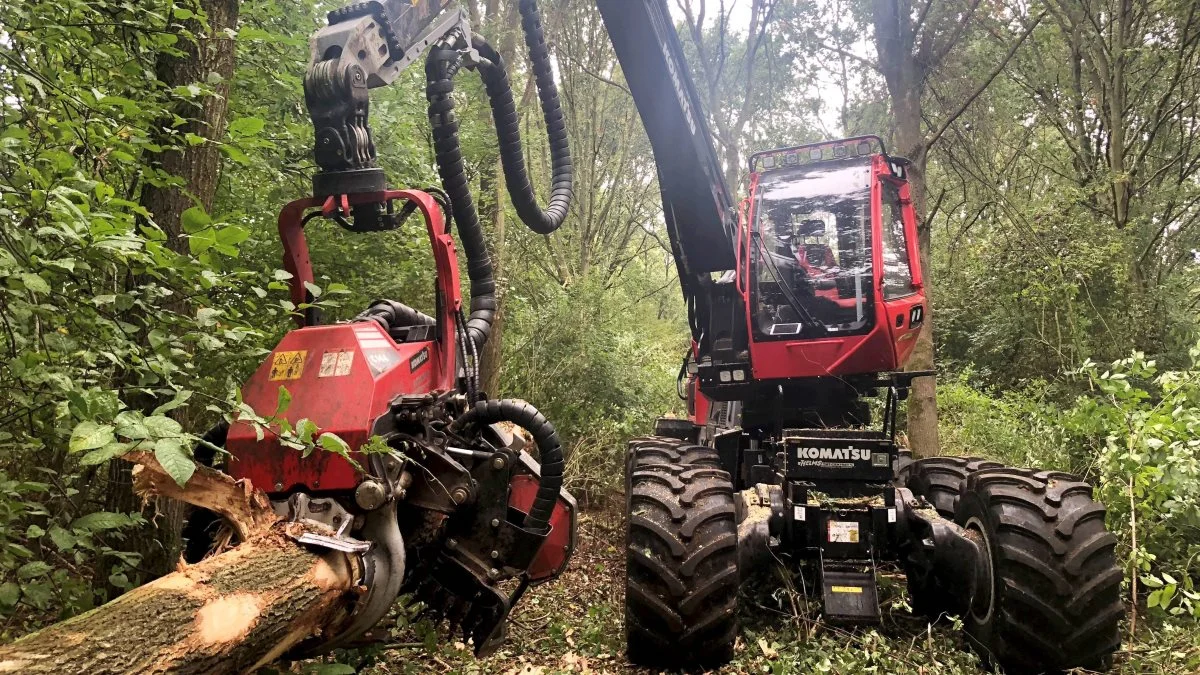 - Det har haft stor betydning for vores valg, at Komatsu Forest nu er kommet med en 8-hjulsmaskine, for de arbejder altså bare mærkbart bedre end 6-hjulede. Oveni kommer, at Helms helt klart er konkurrencedygtig på prisen, ligesom de har en servicemontør, der bare er rigtig, rigtig dygtig, lyder det fra Jens Frederiksen, der er medindehaver af Svanninge Skovservice på Sydfyn, som netop har taget maskinen i brug. 