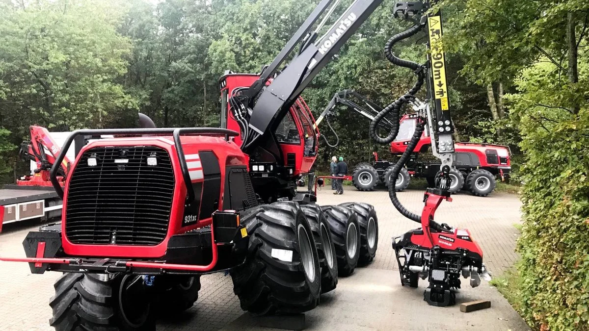 Helms TMT Centret A/S har netop leveret to stk. 8-hjulede Komatsu Forest 931XC til henholdsvis Svanninge Skovservice ved Faaborg på Sydfyn og Alstrup Skovservice ved Videbæk i Vestjylland.