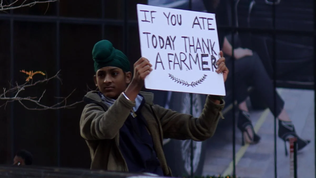 Det er over otte måneder siden, at de store, landsdækkende landbrugsdemonstrationer i Indien nåede sin konklusion, og regeringen gav efter for en række krav. Nu bluser balladen op igen, efter en håndfuld landmand ikke mener, at kravende efterleves. Foto: Felton Davis via Flickr