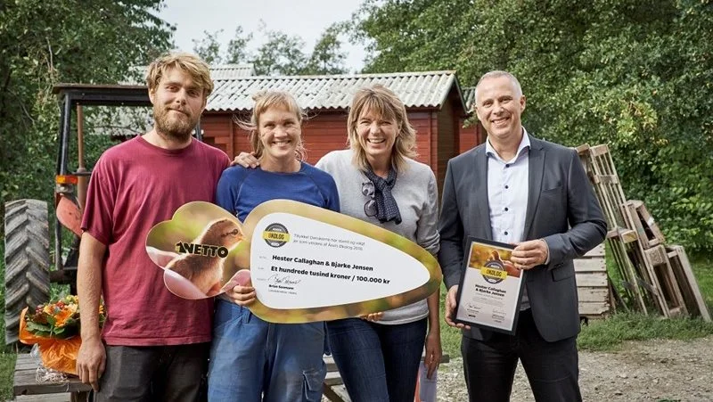 Hester Callaghan og Bjarke Jensen, der sammen driver Yduns Have på Samsø, fik overrakt prisen som Årets Økolog 2018 af Brian Seemann Broe, Landedirektør for Netto, og Helle Borup Friberg, direktør i Økologisk Landsforening.