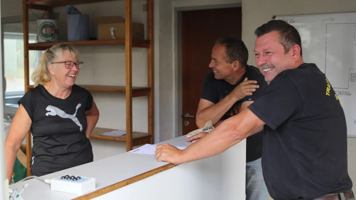 De tidligere ejere, Berit og Arne Dahl, tager sig af ekspeditionen og kornhåndteringen på den nye Ewers-afdeling i Kattebjerg. Her afleverer Anders Pedersen fra AP Maskinstation i Moderup et læs hestebønner.  Foto: Henriette Lemvig