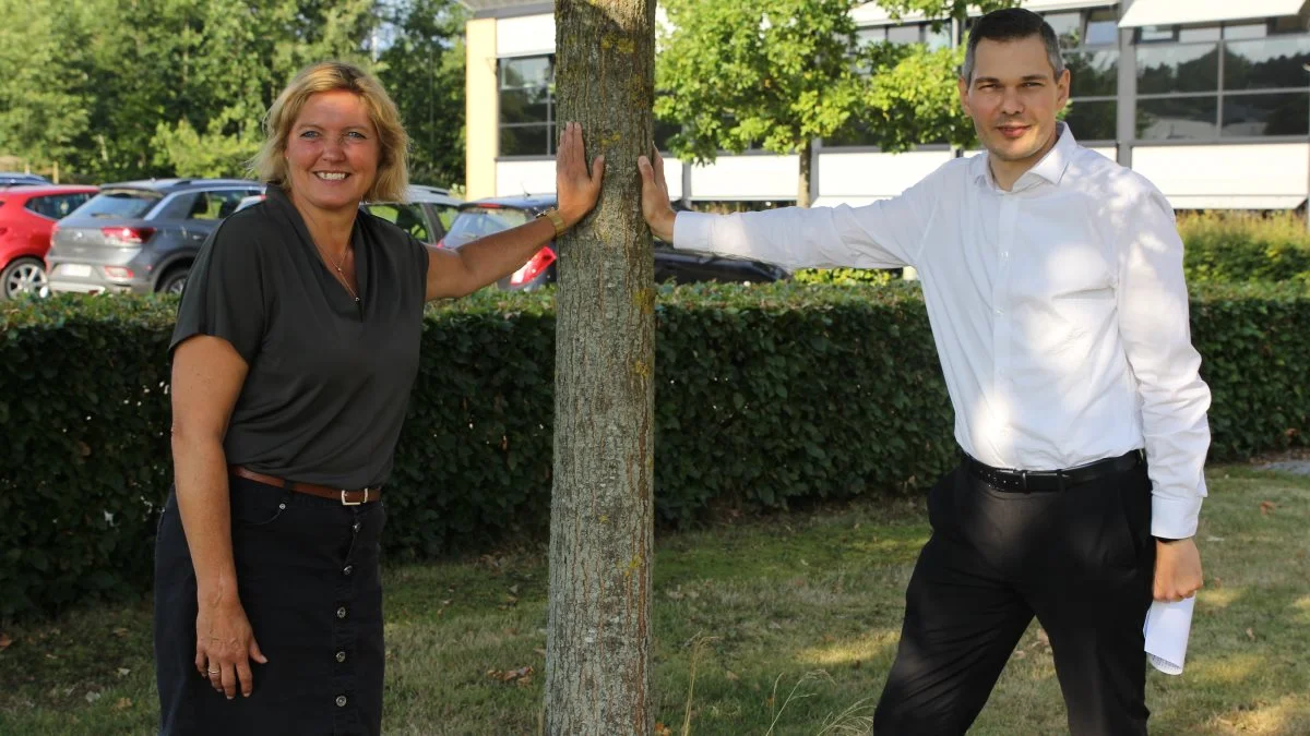 Planteavlskonsulent Lenette Broksø Iversen og virksomhedskonsulent Per Kent Nielsen, Velas glæder sig til arrangementet Fremtidens Landbrug, der løber af stablen den 9. september fra klokken 12.00 til 17.00 hos Velas i Vissenbjerg. Foto: Henriette Lemvig