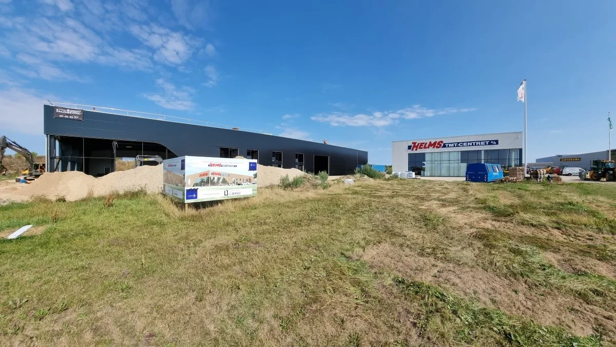 Foto: Helms TMT-Centrets nye maskincenter til venstre er nærmest i forlængelse af deres maskincenter til højre, som er solgt til Semler Agro A/S.