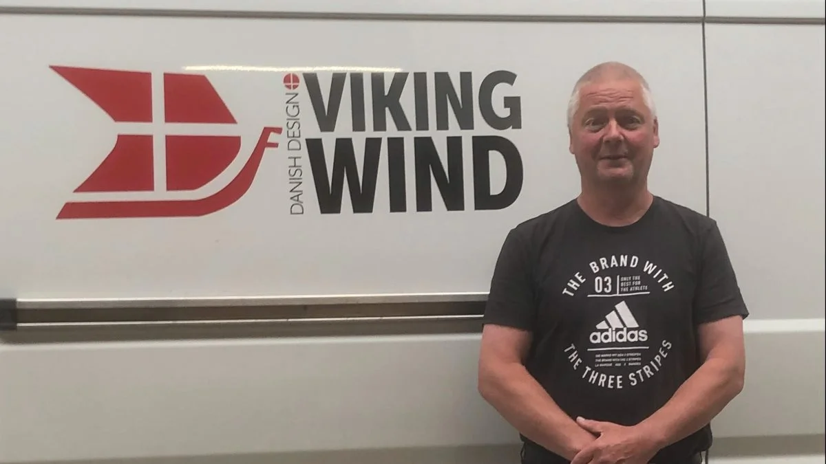 Klaus Holt, nyansat salgskonsulent hos Viking Wind, mærker dagligt den betydelige interesse fra danskerne for alternative energikilder. Pressefoto