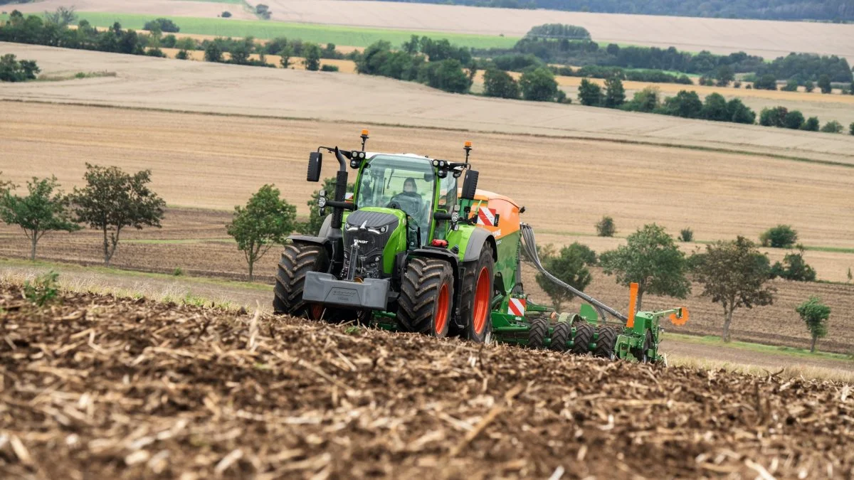 Udover at Fendt Vario 700 Gen7-serien har fået en spritny motor har serien også fået designet ny transmission, hydraulik- og kølesystem, der giver et højt drejningsmoment selv ved lave motoromdrejninger og sparer derved brændstof, ifølge Fendt. De nominelle motordrejninger er kun 1.700 pr. min. Ved markarbejde er det 1.400 til 1.700 pr. min.