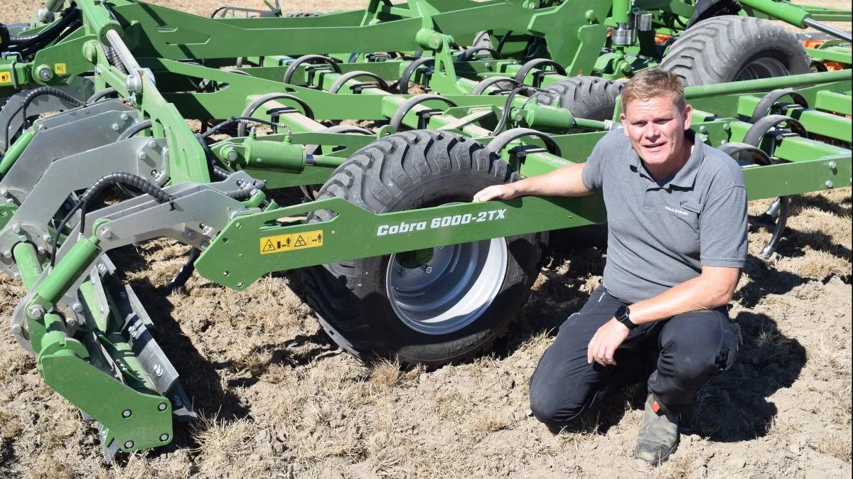 Sælger Anders Clemmensen har store forventninger til den nye Amazone Cobra-harve. Foto: Jørn Chr. Jervelund