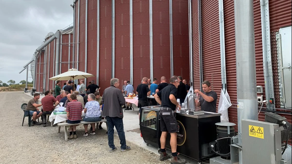 De fremmødte kunne klos op ad de store siloer få slukket sult og tørst. Foto: Jesper Hallgren