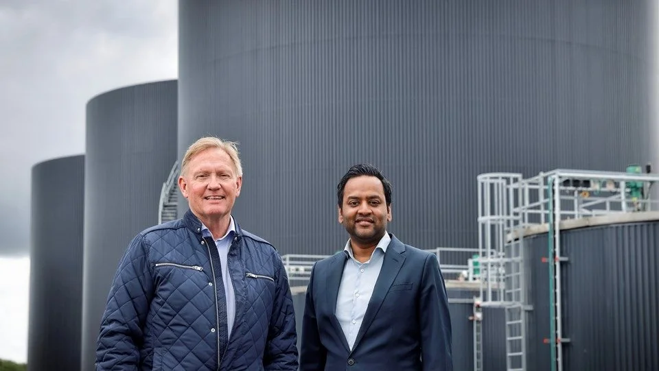 Den første energi-ø bliver en udvidelse af det allerede eksisterende biogasanlæg på Holmevej i Farsø. Her ses borgmester Per Bach Laursen (tv.) sammen med midlertidig direktør for BioCirc, Bertel Maigaard. Foto: Vesthimmerlands Kommune