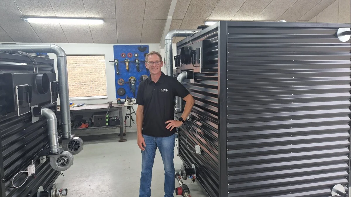 I værkstedet hos Alcon Alheat i Låsby er der gang i produktionen af de fire typer halmfyr, som Lars Smidt og kompagni producerer.  