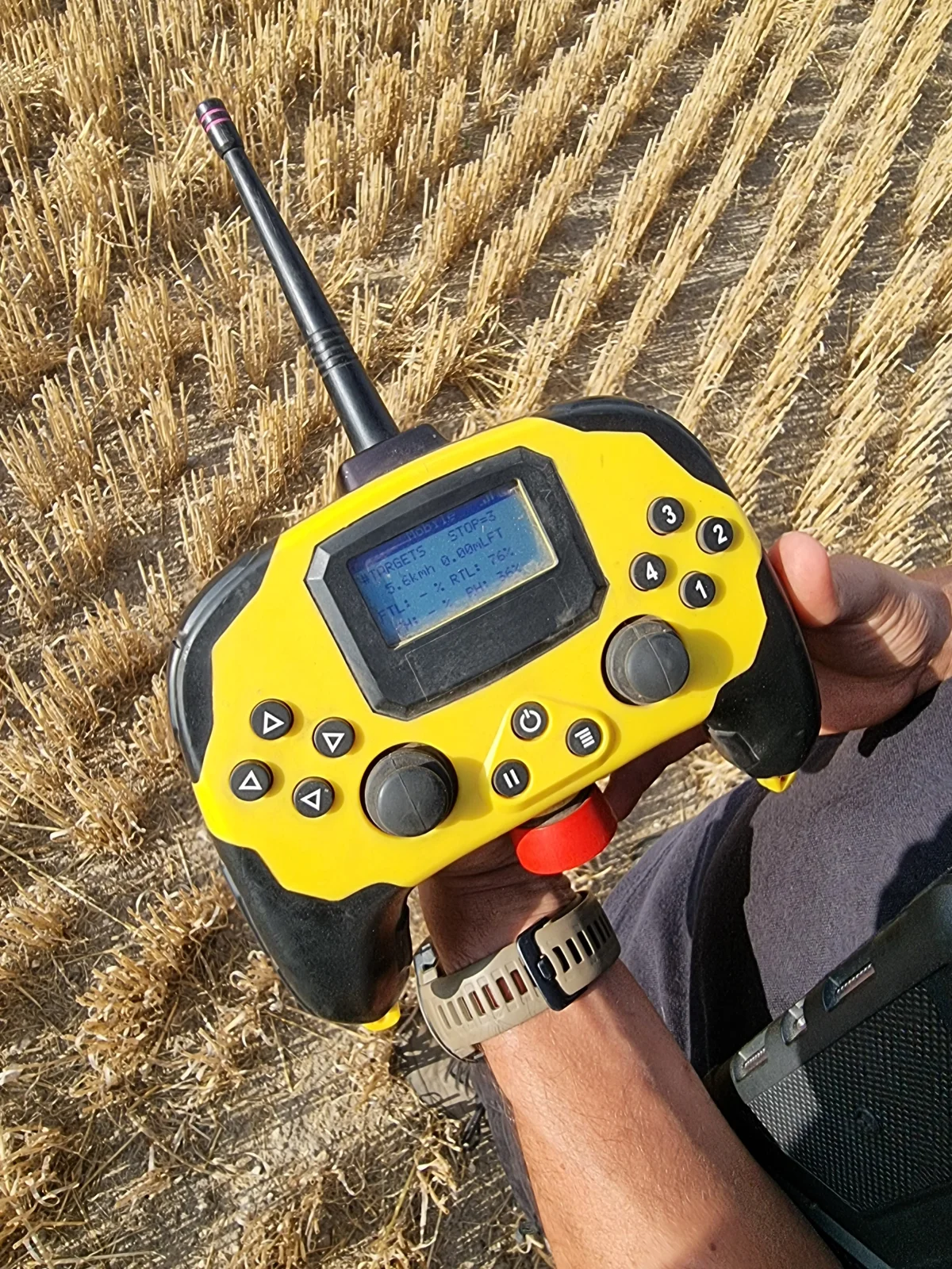 Med en fjernbetjening er det muligt at styre robotten mens den er i færd med at udføre det af brugeren på forhånd definerede stykke arbejde. Foto: Anders Lei