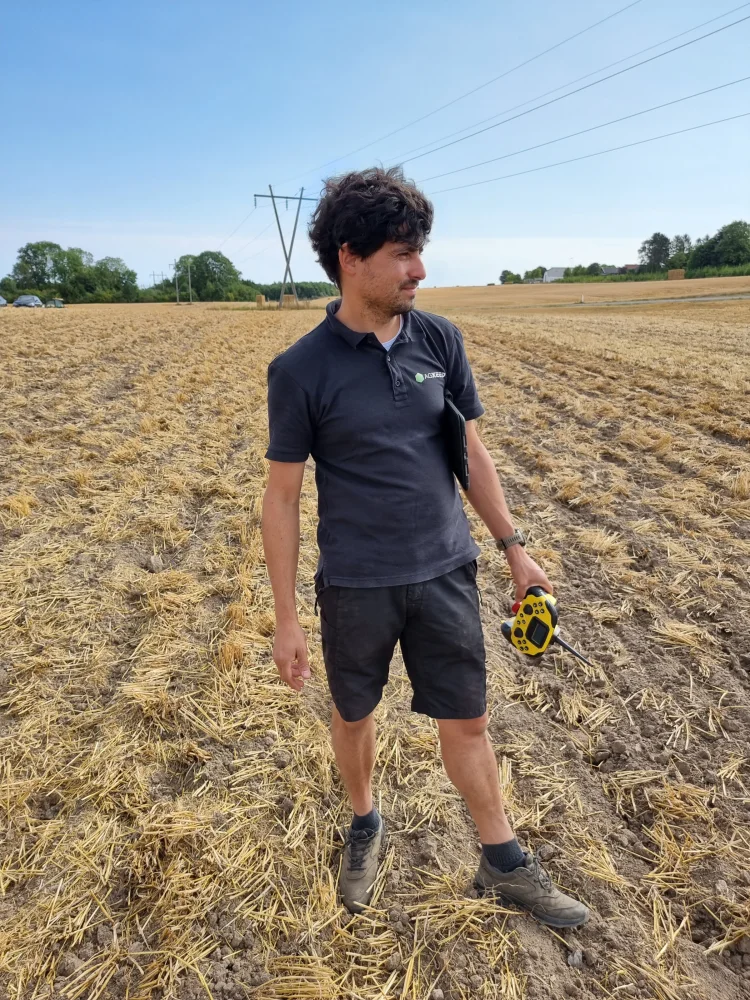 AgXeed havde sin egen mand, Philipp Kamps, i marken for at vise, hvad virksomhedens robotter kan klare. 