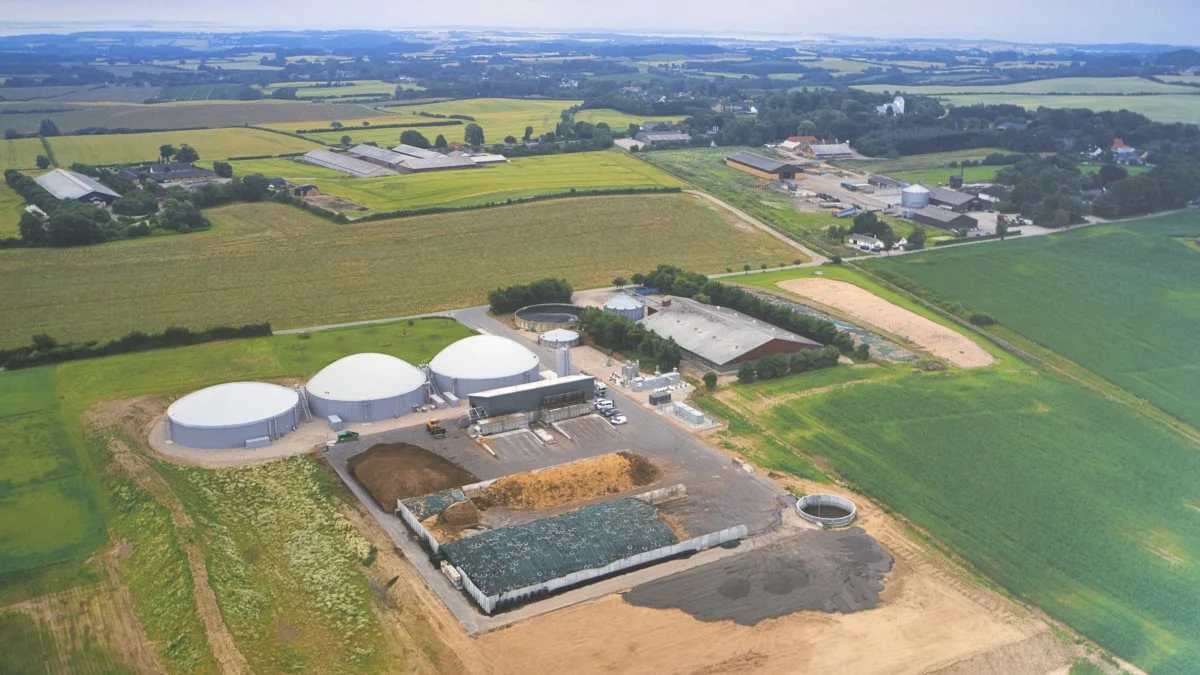 Flemløse Biogas set fra oven. Bemærk nærheden til staldene, hvorfra gyllen pumpes direkte til biogasanlægget.