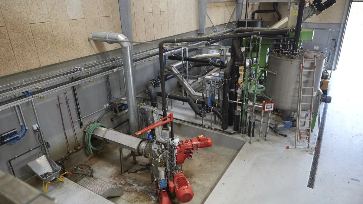 Her snittes og blandes ingredienserne, inden de pumpes videre ind i reaktortankene.