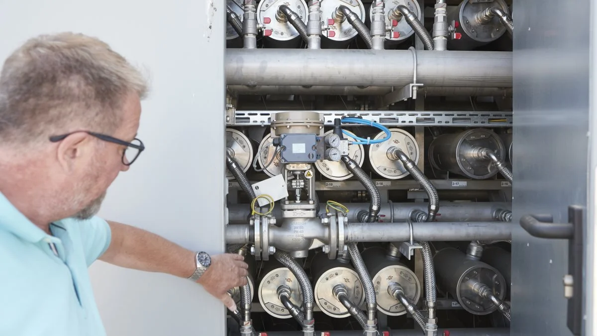 I disse membranfiltre, som er mere energieffektive i forhold traditionelle anlæg, renses gassen for vanddampe og svovl fra 50-55 procent til 99-100 procent renhed.