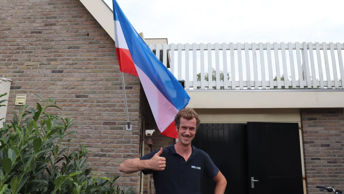 Det hollandske flag ophængt omvendt - med den røde streg nederst - er i dag et landsdækkende symbol på protest mod regeringen og støtte til de hollandske landmænd. Jos Ubels har naturligvis også et omvendt flag på hans stuehus.