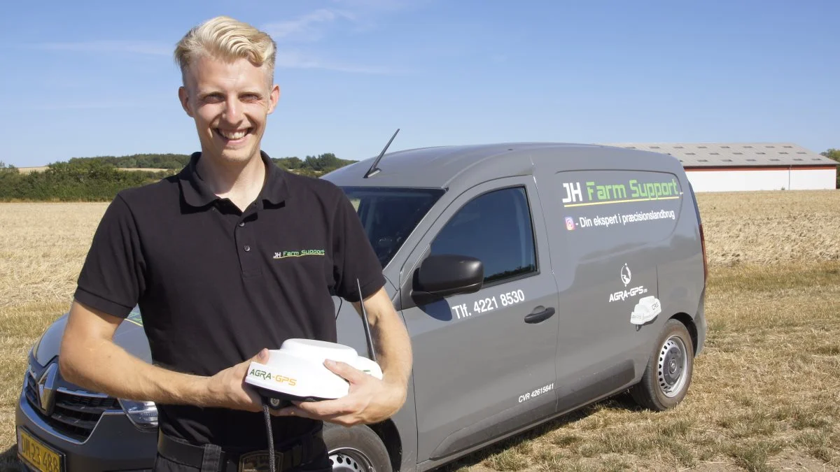 Jens Høj med antennen, der passer på et originalt John Deere antenne beslag, og kan låses med en unik nøgle.