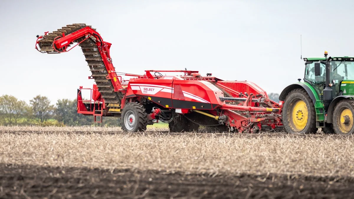 Ny Grimme Select 200 optager med den unikke ActiveSteering-akselstyring og en transportbredde på under 3 meter. Den automatiske akselstyring øger komforten på forager, reducerer vendekredsen og giver mulighed for optimal indkørsel ind i rækken. Pressefoto